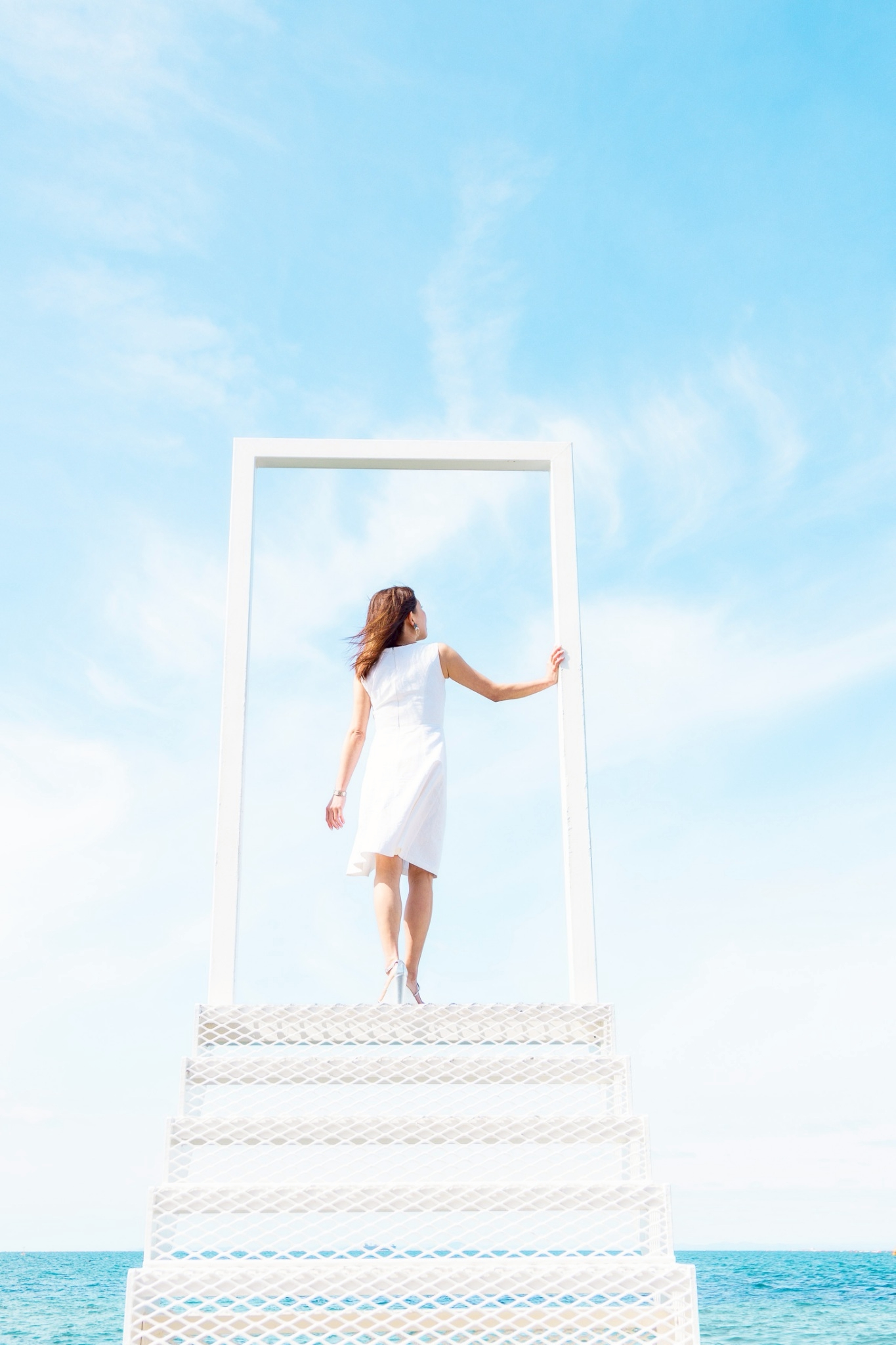 白いドレスで扉の向こうに行く魔性モテ塾主宰神楽さえ