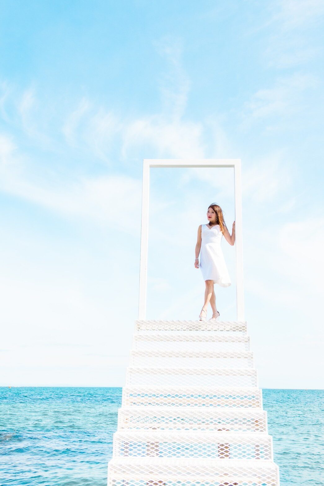 白いドレスを纏って扉に寄りかかる魔性モテ塾主宰神楽さえ