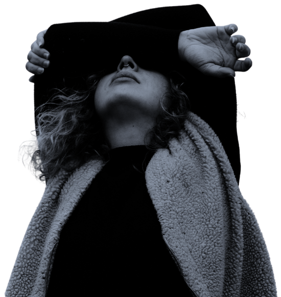 悩んでいる女性