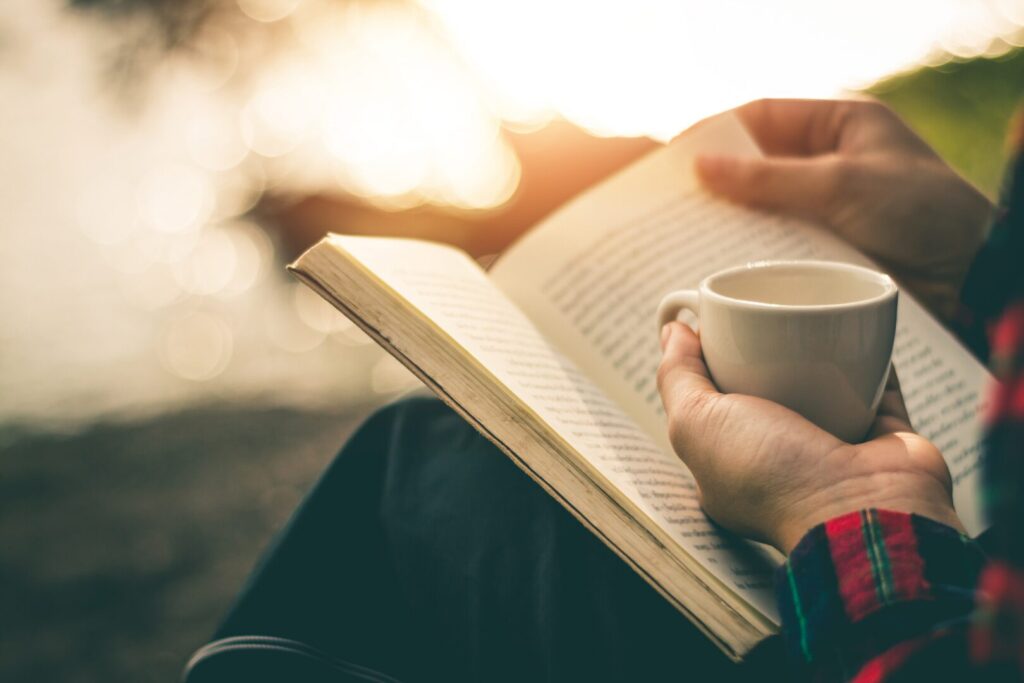 読書する女性